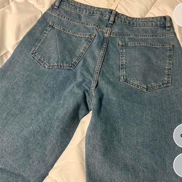 Francesca's Collections NWT Straight‑Leg Jeans with Pink Heart Appliqués - Picture 4 of 4